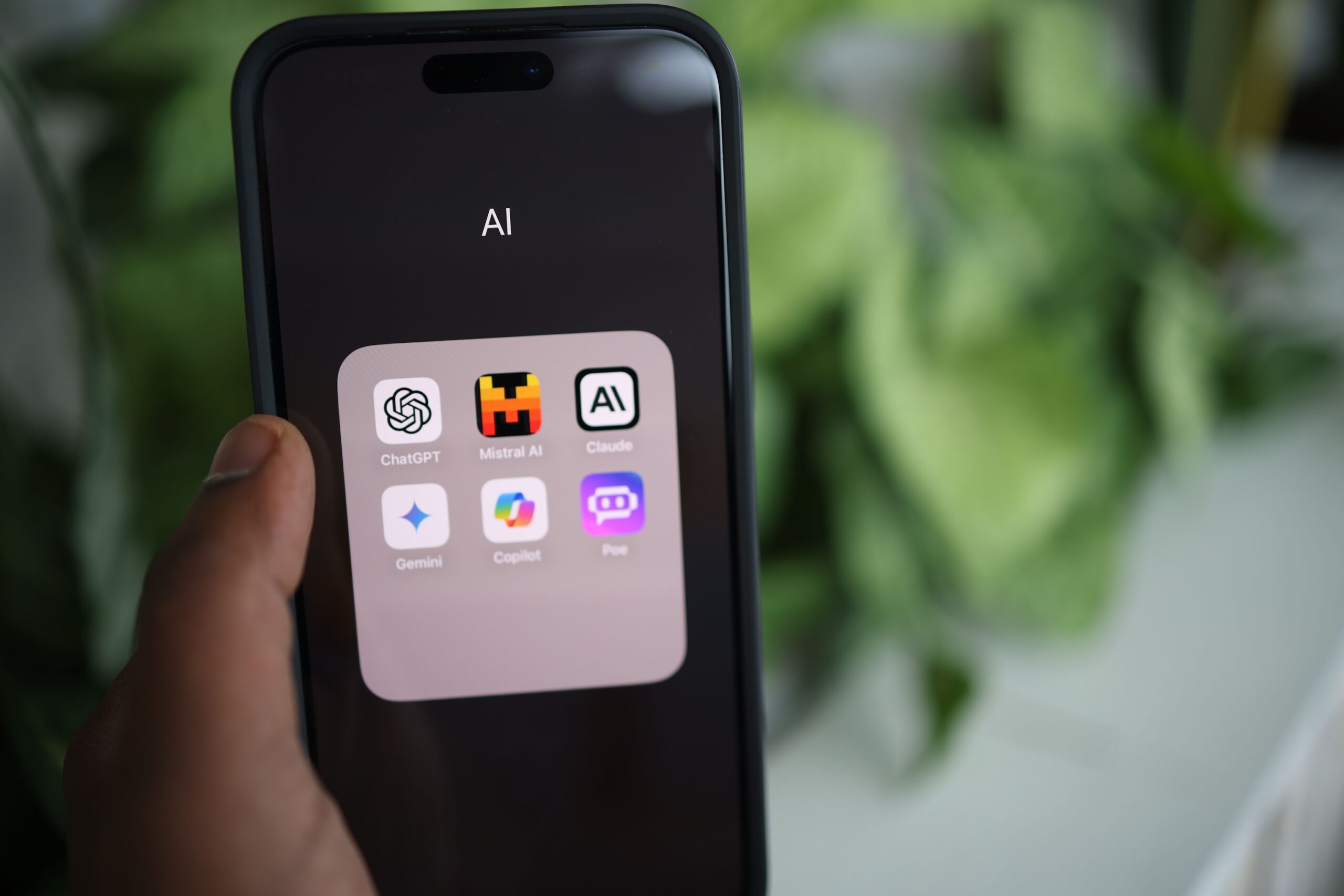 Bilder visar en telefon med appar i form av aktuella AI-tjänster.